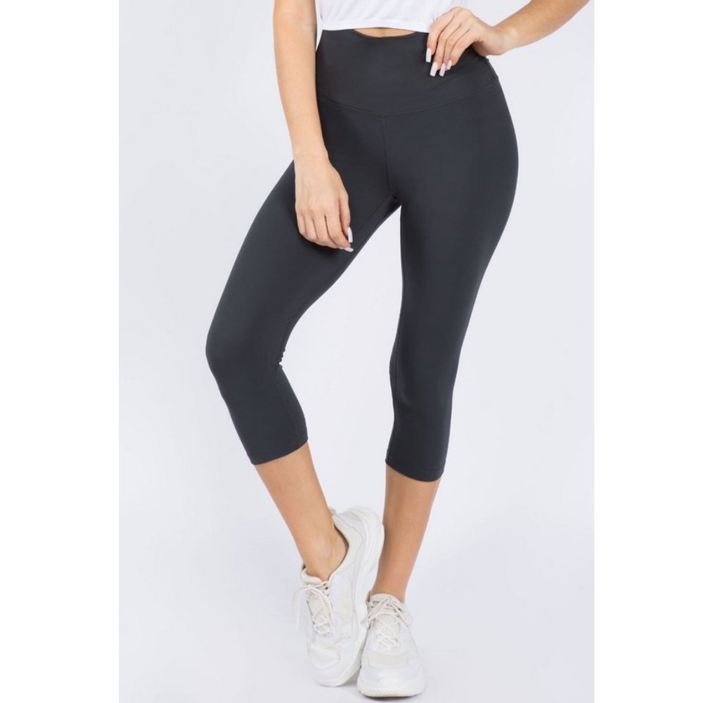 Yeleye Charcoal Soft Capris NWT